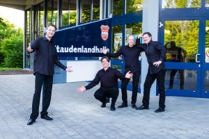 Voice Net posieren vor der Staudenlandhalle Fischach