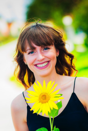 Lächelnde Frau mit Sonnenblume