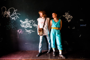 Djonni Laser und Leander vor einer Wand mit Graffitti