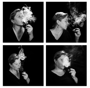Pfeife rauchende Frau in schwarz-weiss
