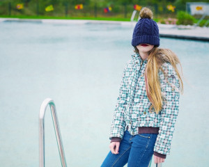 Blaue Mütze im Freibad Fischach