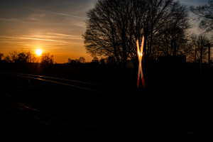 Gessertshausen in der Abendsonne, Andreaskreuz im Vordergrund