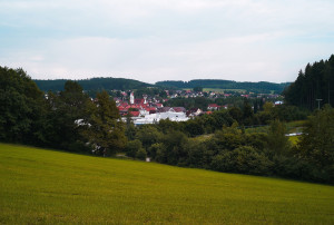 Blick auf Fischach aus nordwestlicher Richtung, im Vordergrund Firma Fluhr, rechts Fußballplatz