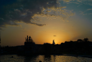 Abendsonne im Naturfreibad Fischach