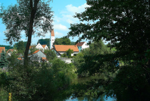 Kirchturm von Siegertshofen im Sommer