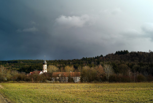 Kloster Oberschönenfeld vor sich verdunkelndem Himmel