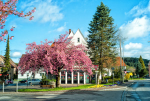 Die Sparkasse im ehemaligen Ortskern Fischachs (heute Parkplatz)
