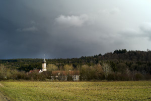 Kloster Oberschönenfeld vor sich verdunkelndem Himmel