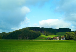 Der Buschelberg bei Fischach; rechts liegt Heimberg