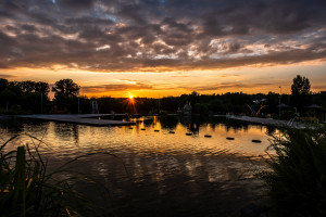 Abendsonne im Naturfreibad Fischach